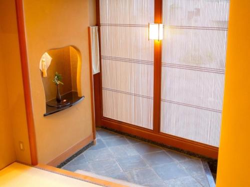 a hallway with a mirror on the wall at Yugawara Retreat Goen no Mori in Yugawara