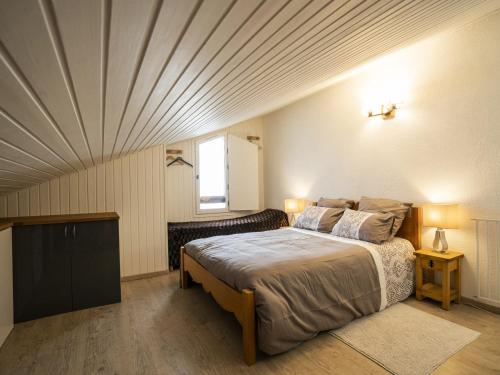 ein Schlafzimmer mit einem großen Bett und einer Decke in der Unterkunft Appartement 2 pièces avec mezzanine pour 5 personnes à Châtel - FR-1-676-206 in Châtel