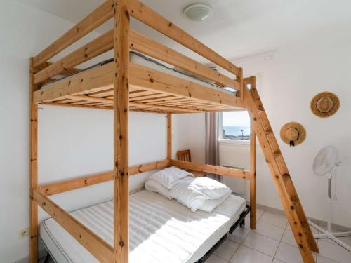 a bunk bed room with a wooden bunk bed frame at Pavillon 3 pièces avec vue mer, piscine et terrasse, animaux admis - FR-1-409-278 in Fleury