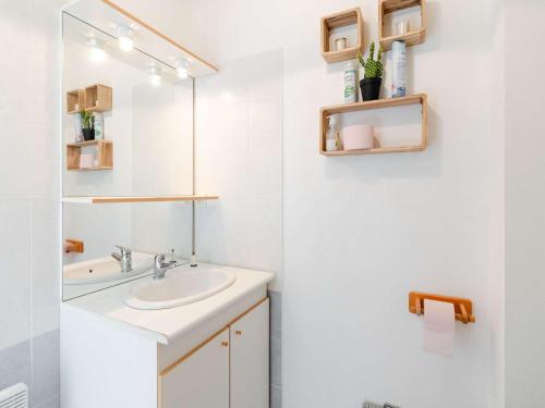 a white bathroom with a sink and a mirror at Pavillon 3 pièces avec vue mer, piscine et terrasse, animaux admis - FR-1-409-278 in Fleury