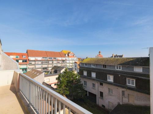 - un balcon avec des bâtiments offrant une vue sur la ville dans l'établissement Charmant T2 au Centre du Touquet, Balcon et Confort - FR-1-821-33, à Le Touquet-Paris-Plage