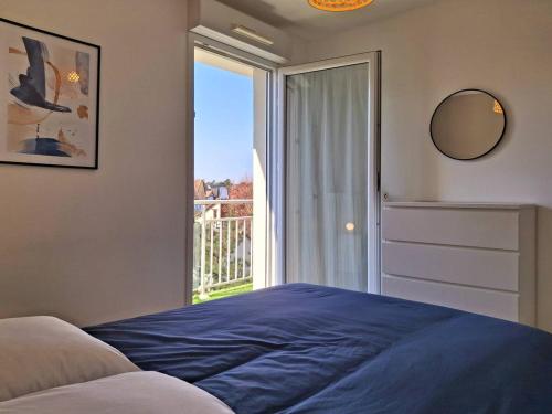 une chambre avec un lit et une grande fenêtre dans l'établissement Charmant cocon avec WiFi à Merville-Franceville-Plage - FR-1-788-59, à Merville-Franceville-Plage