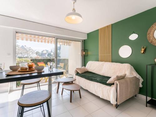 un salon avec un canapé et une table dans l'établissement Carnac : Appartement 2 pièces avec parking, proche plage - FR-1-477-256, à Carnac