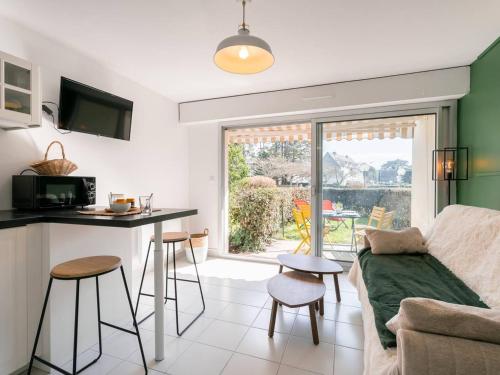 une cuisine et un salon avec un canapé et une table dans l'établissement Carnac : Appartement 2 pièces avec parking, proche plage - FR-1-477-256, à Carnac