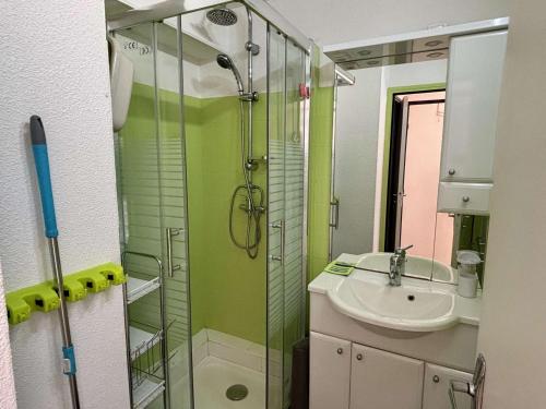 une salle de bain avec une douche en verre et un lavabo dans l'établissement Argelès - Appartement 2 pièces pour 4 personnes, piscine - FR-1-225-828, à Argelès-sur-Mer