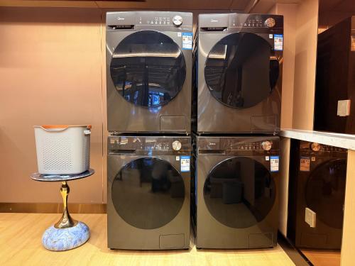 Gambar di galeri bagi Dequan Xin Yue Hotel Coffee, fruits, snacks, a gym and a laundry room are provided for free in the lobby di Beijing