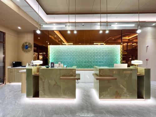 Gambar di galeri bagi Dequan Xin Yue Hotel Coffee, fruits, snacks, a gym and a laundry room are provided for free in the lobby di Beijing