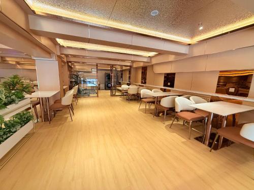 Ruang duduk di Dequan Xin Yue Hotel Coffee, fruits, snacks, a gym and a laundry room are provided for free in the lobby