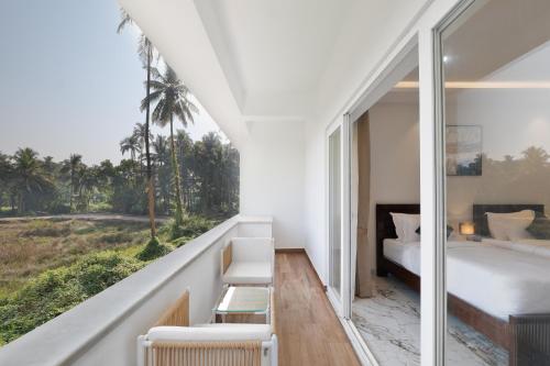 Postel nebo postele na pokoji v ubytování White Wharf Beach Resort Morjim Goa