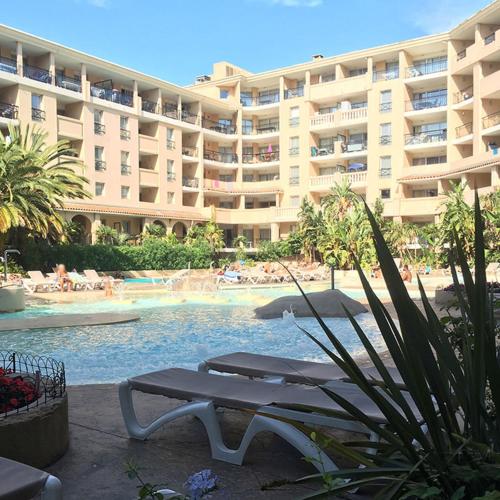 un grand bâtiment avec une piscine et un hôtel dans l'établissement Azuria, à Cannes