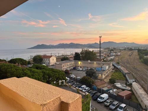 vista su una città con auto parcheggiate in un parcheggio di Azuria a Cannes