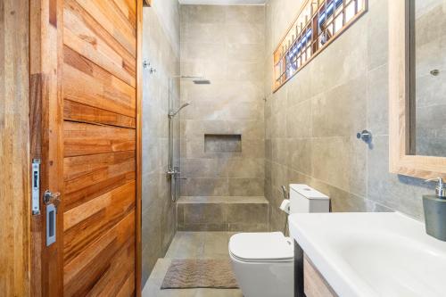 ein Badezimmer mit Dusche, Toilette und Waschbecken in der Unterkunft Villa Aelia - 3 chambres - Piscine privée. in Flic-en-Flac