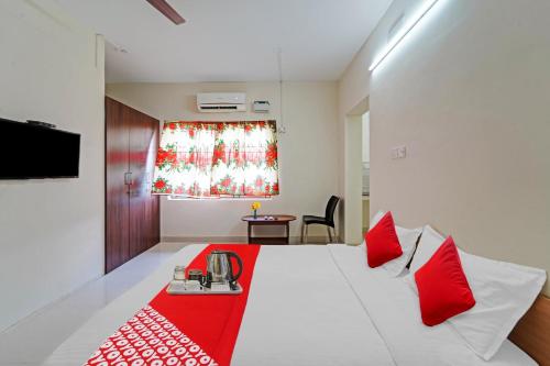 Ένα ή περισσότερα κρεβάτια σε δωμάτιο στο HOTEL O J2 SERVICE APARTMENT