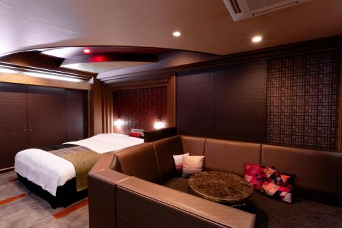 Katil atau katil-katil dalam bilik di 今池ホテルアウラガーデン 大人専用