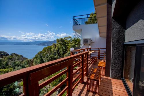 a balcony with a view of the water at 真鶴海の見える古民家風ジャパニーズルームapartment Hotel途乃中W2 in Manazuru