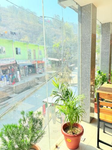 Pemandangan gunung umum atau pemandangan gunung yang diambil dari hotel