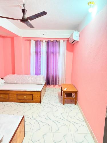 Katil atau katil-katil dalam bilik di Hotel Laliguras AC rooms
