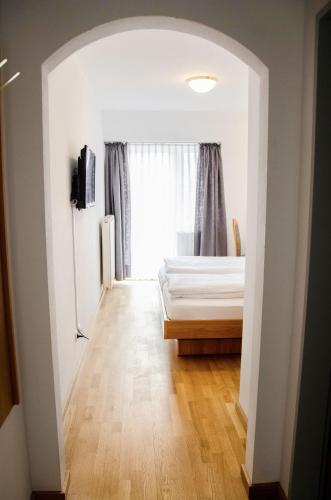a bedroom with a bed and a window at Hotel Blaue Traube in Schongau