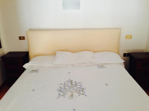 Una cama blanca con dos almohadas encima. en Casa Petra - Mini Open Space, en Brindisi