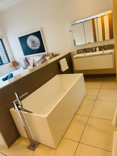 Posezení v ubytování Latitude Luxury Seafront Apt