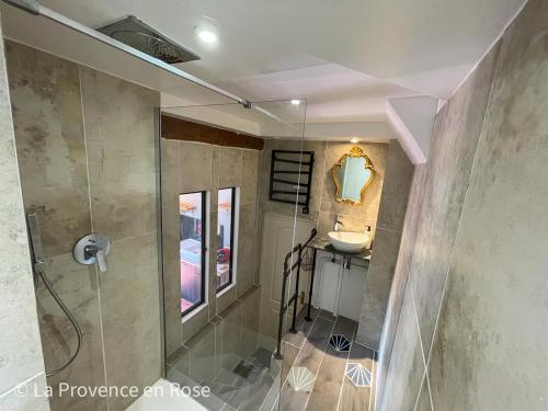 een badkamer met douche en wastafel bij Charmant appartement T2 / 58 m2 / 4 personnes in Aix-en-Provence
