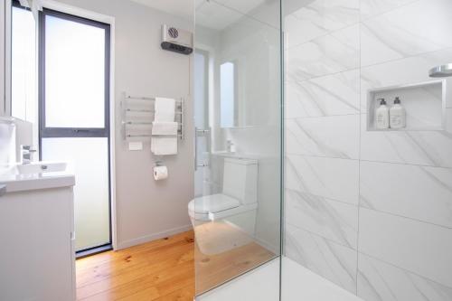 Ένα μπάνιο στο Urban Comfort 3BR with Garage and Close to City Centre