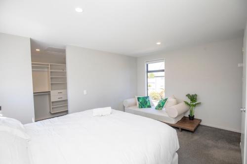 Ένα ή περισσότερα κρεβάτια σε δωμάτιο στο Urban Comfort 3BR with Garage and Close to City Centre