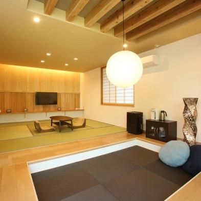 a living room with a large room with a television at Chikurakutei in Minami Aso