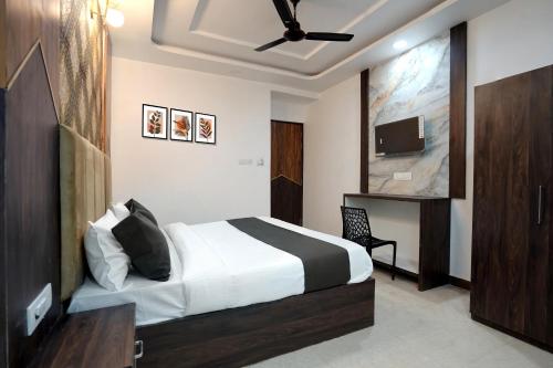 カーンプルにあるSuper HOTEL O SERENITYのベッドルーム1室(ベッド1台、天井ファン、デスク付)