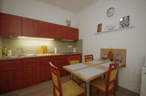 Kuchyň nebo kuchyňský kout v ubytování Elefánt apartman