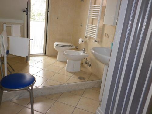 La salle de bains est pourvue de toilettes et d'un lavabo. dans l'établissement La Roccia, à Agropoli