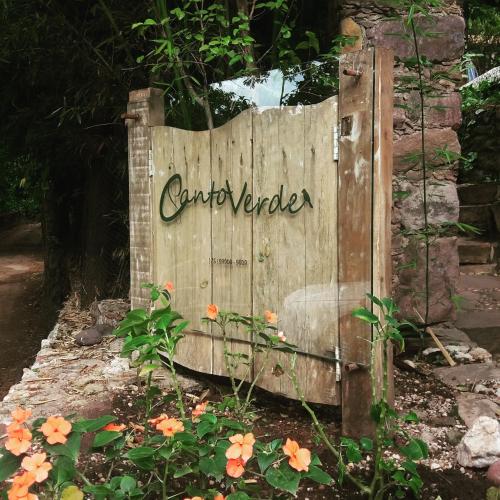 a wooden gate with the word gardeners written on it at Canto Verde Pousada in Lençóis