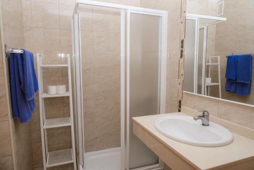 Ένα μπάνιο στο Apartamentos Las Arenas