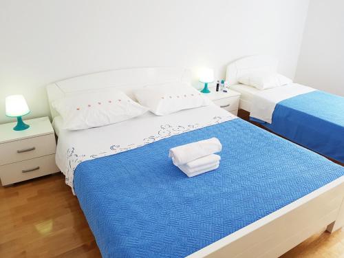 sypialnia z dwoma łóżkami i ręcznikami na łóżku w obiekcie Apartment Anny w Splicie