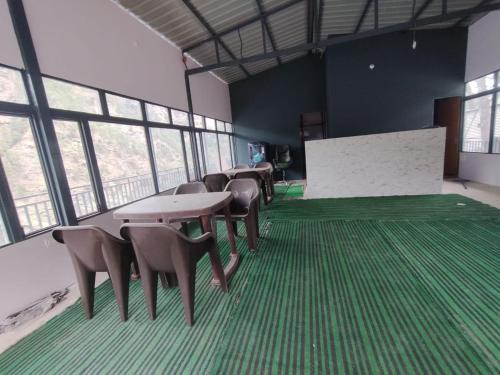 Un lugar para sentarse en Hotel Maya Residency Sonprayag