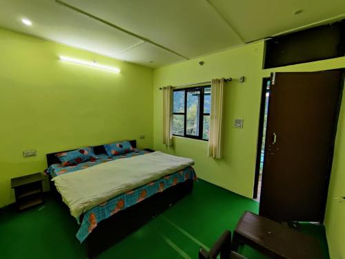 Una cama o camas en una habitación de Hotel Maya Residency Sonprayag