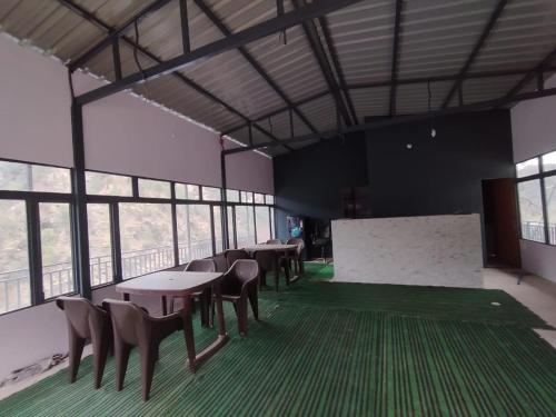 Un lugar para sentarse en Hotel Maya Residency Sonprayag