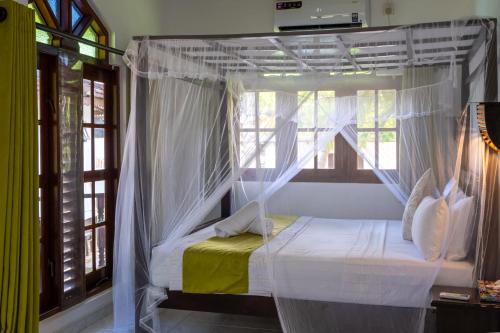 Ein Bett oder Betten in einem Zimmer der Unterkunft Serenity Beach Cabanas