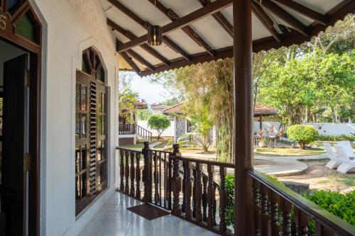 Ein Balkon oder eine Terrasse in der Unterkunft Serenity Beach Cabanas