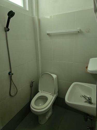 Et badeværelse på Jatujak Bangkok guesthouse R8