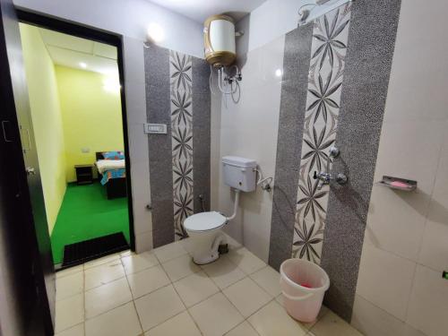 Un baño de Hotel Maya Residency Sonprayag