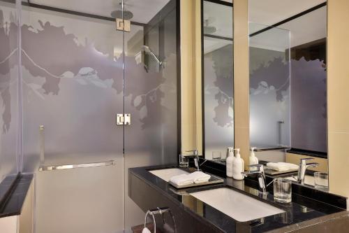 Ένα μπάνιο στο Hotel Local Dubai, Jumeirah Village Triangle, Autograph Collection