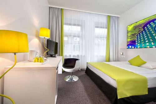 Postel nebo postele na pokoji v ubytování Wyndham Garden Duesseldorf City Centre Koenigsallee