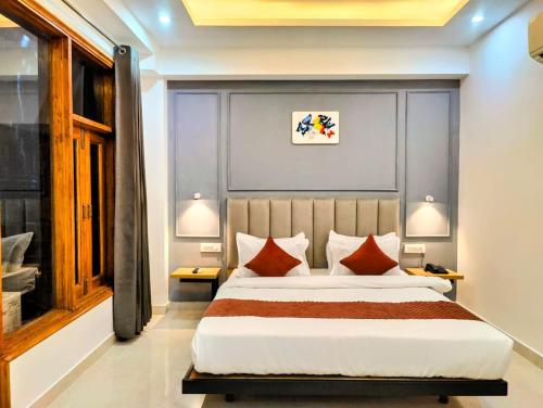 Postel nebo postele na pokoji v ubytování Hotel Mavens White Artemis Hospital Road Sector 52 Gurgaon