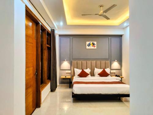 Postel nebo postele na pokoji v ubytování Hotel Mavens White Artemis Hospital Road Sector 52 Gurgaon
