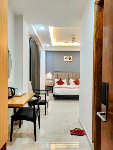 Postel nebo postele na pokoji v ubytování Hotel Mavens White Artemis Hospital Road Sector 52 Gurgaon