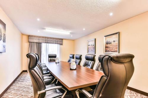 a conference room with a table and chairs at Comfort Inn & Suites Ambassador Bridge in Windsor