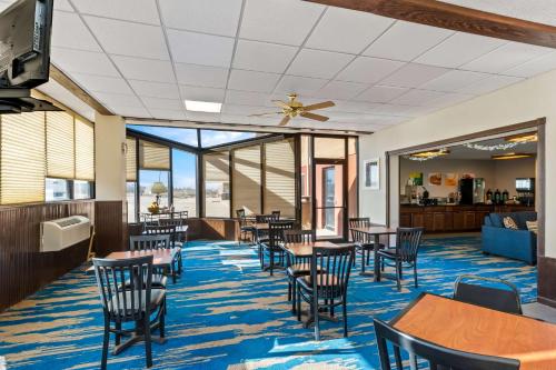 una sala da pranzo con tavoli e sedie di Quality Inn Sidney I-80 a Sidney