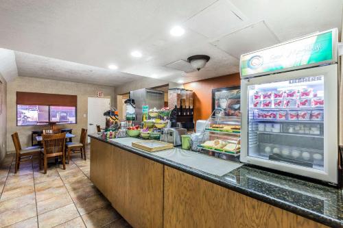 ein Fast-Food-Restaurant mit einer Theke und einem Kühlschrank in der Unterkunft Quality Inn Washington - St George North in Washington