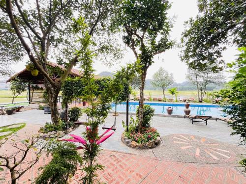 Бассейн в Tam Coc Mr Loa Bungalow & Resort или поблизости